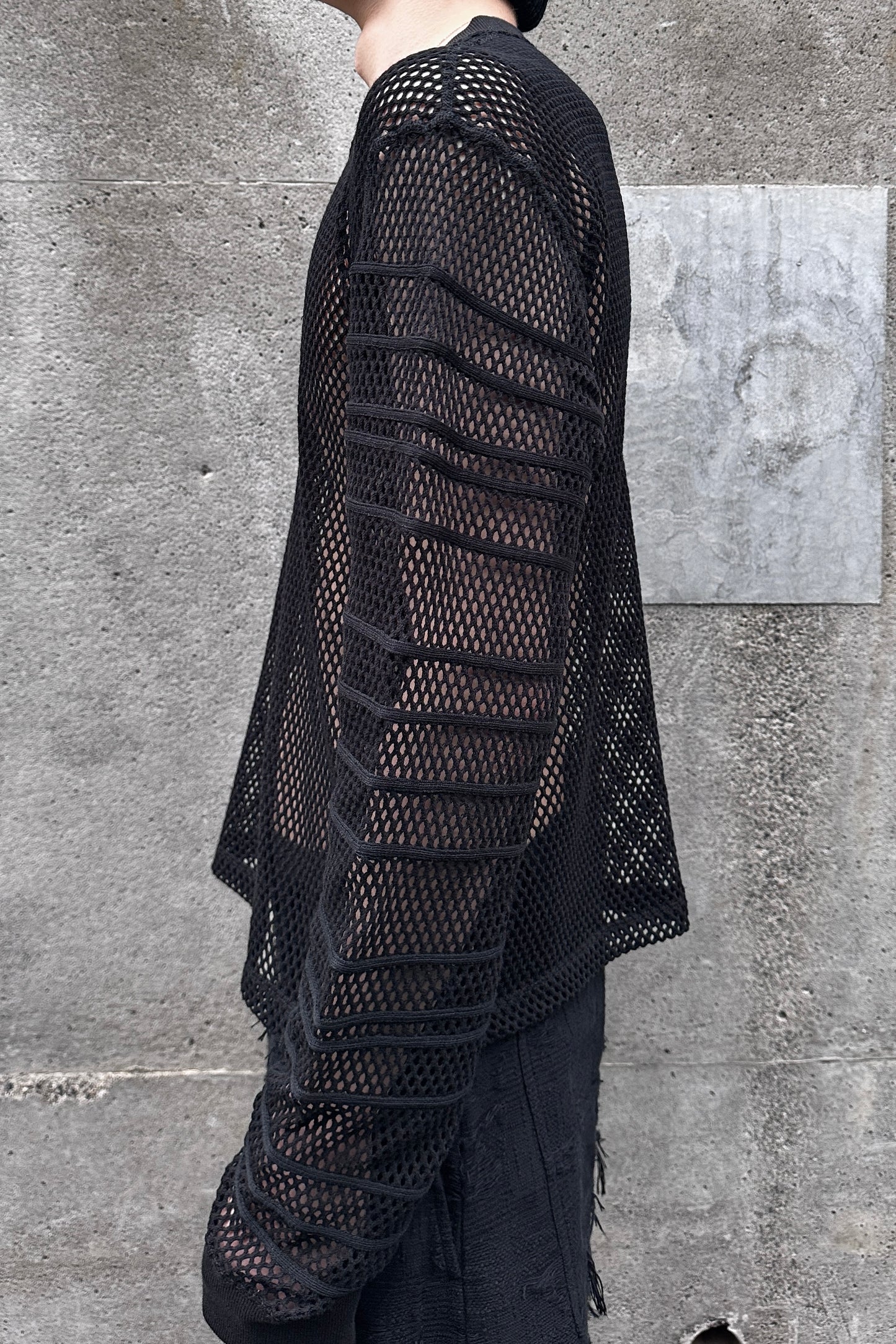 FITTED SHADOW SLEEVE MESH PULLOVER