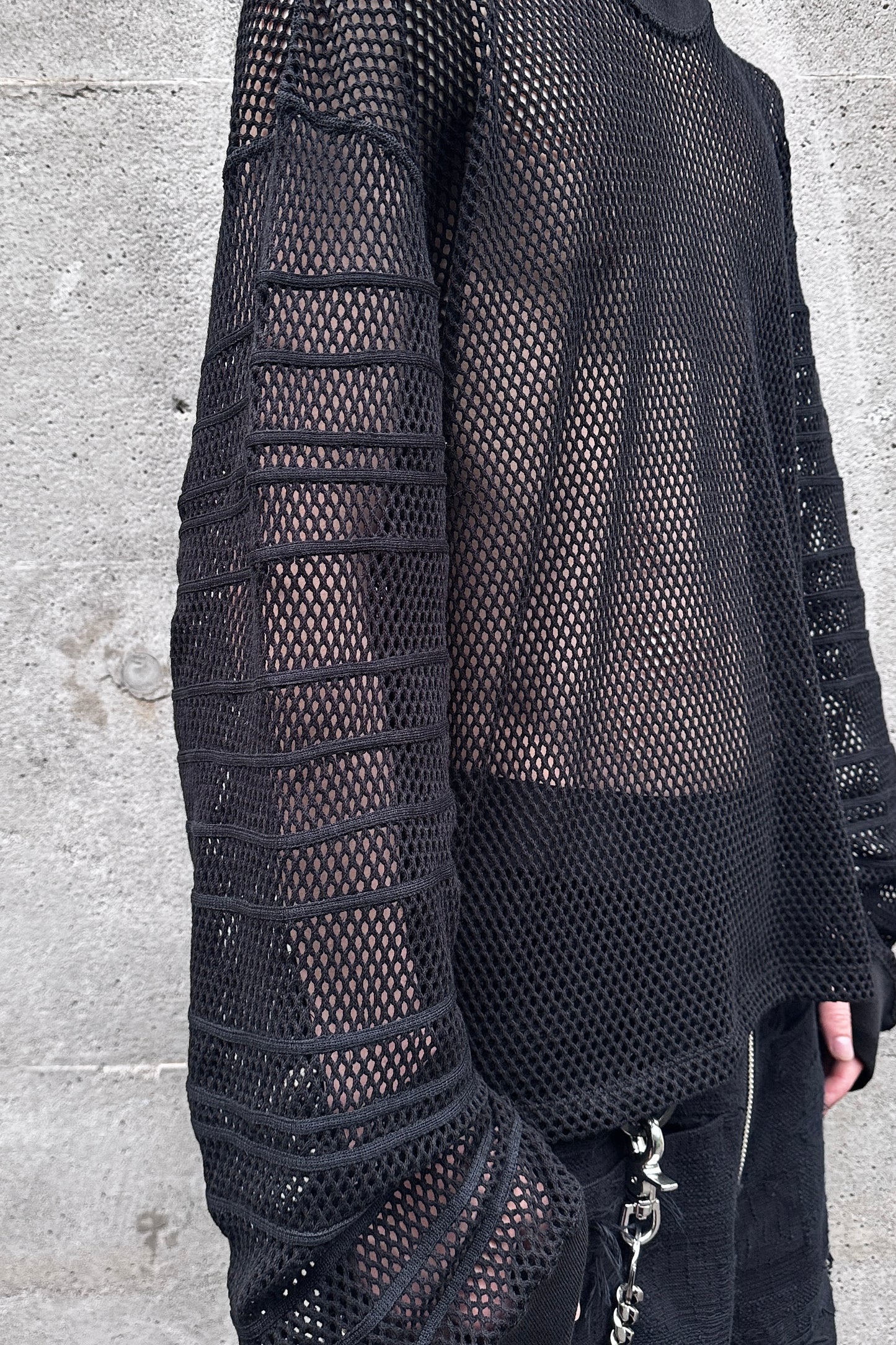 FITTED SHADOW SLEEVE MESH PULLOVER