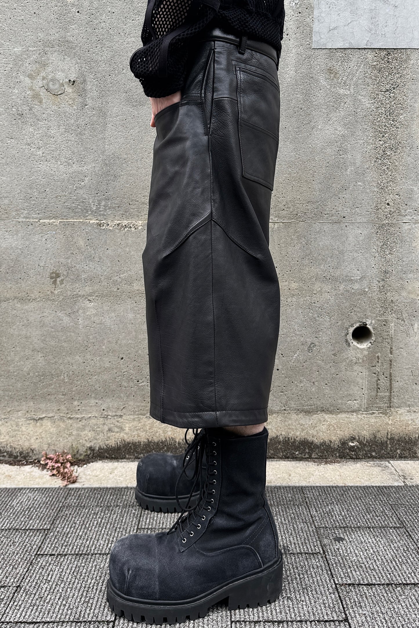 COW LEATHER BAGGY SHORTS