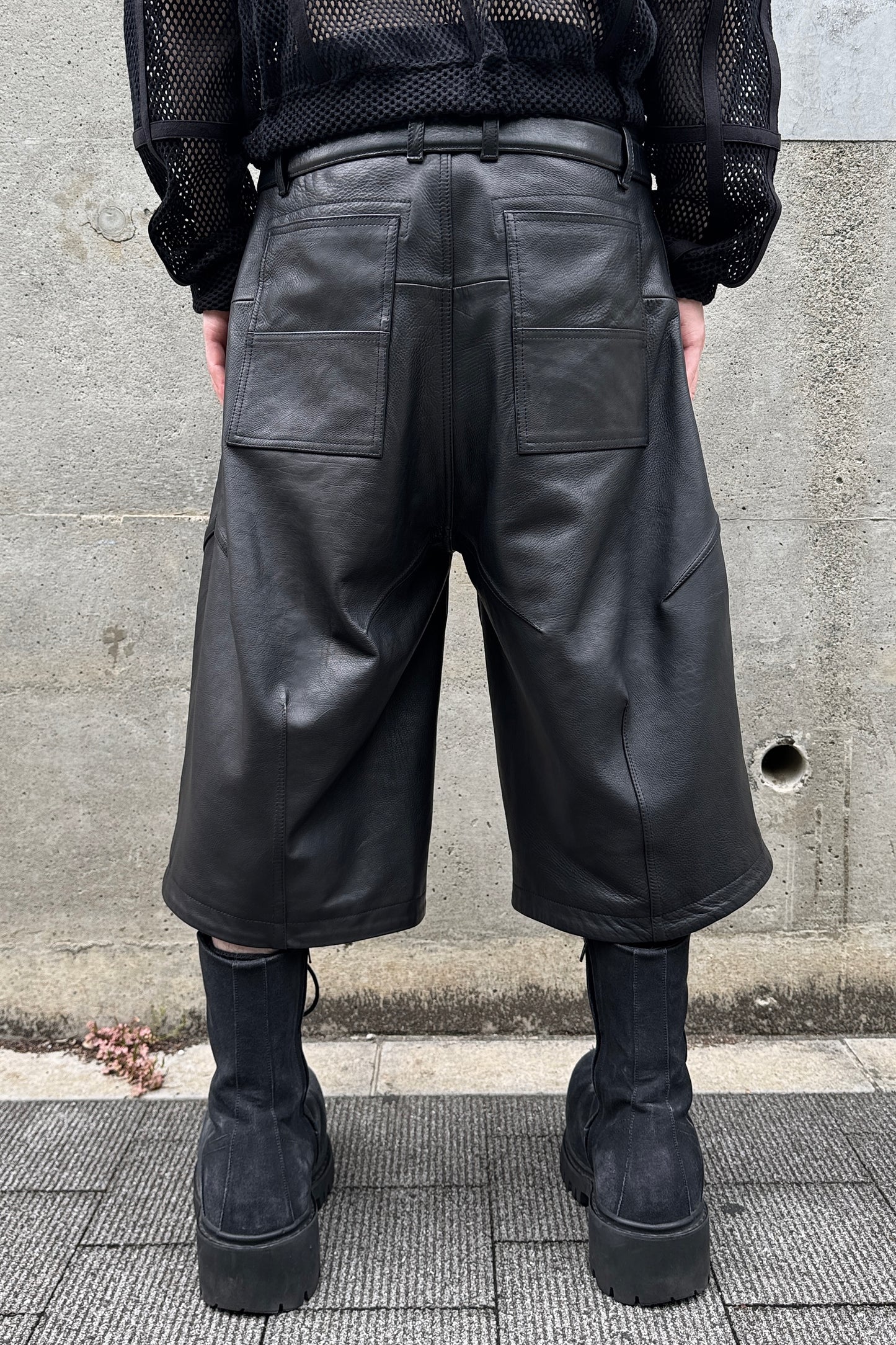 COW LEATHER BAGGY SHORTS