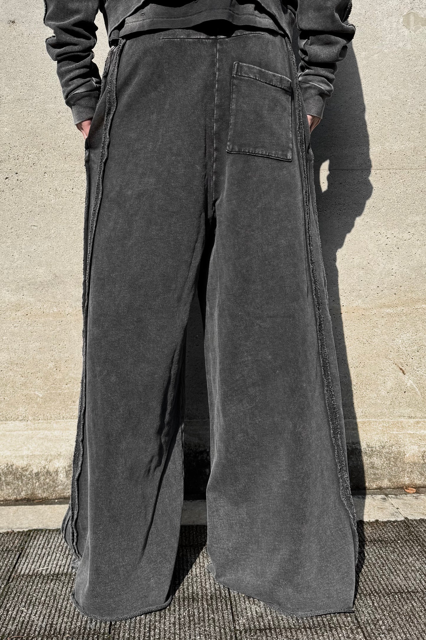 DISTRESSED WIDE SWEAT PANTS